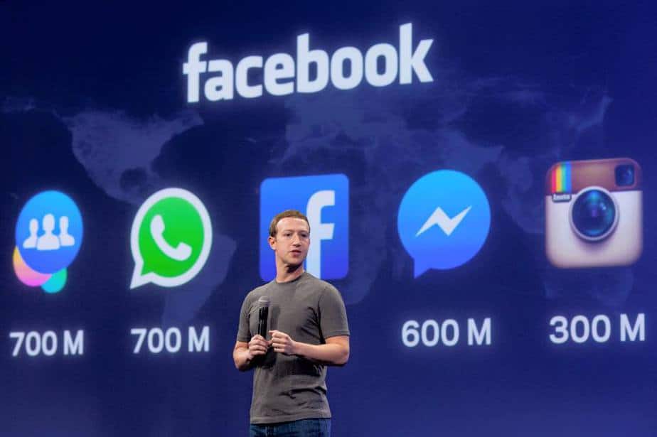 Alguns anos após o Face Mash, Mark Zuckerberg discursa sobre os resultados de suas redes sociais