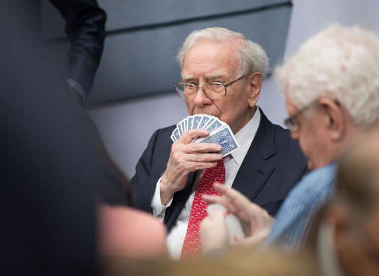 Buffett jogando cartas no evento da Berkshire em 2016