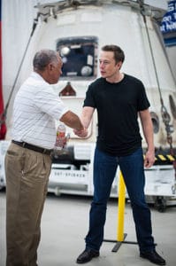Administrador da NASA e Elon Musk, em frente a cápsula Dragon da SpaceX, 2012