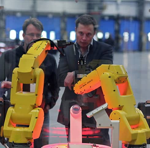 Musk em uma apresentação de braços robóticos onde hoje é uma fábrica da Tesla