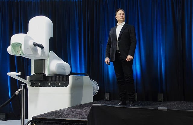 Elon Musk apresentando um dispositivo da Neuralink