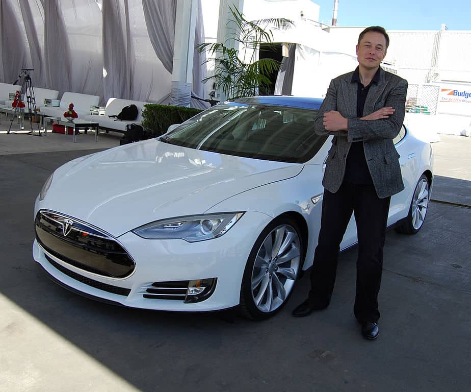 Musk em frente ao Tesla Model S em 2011.