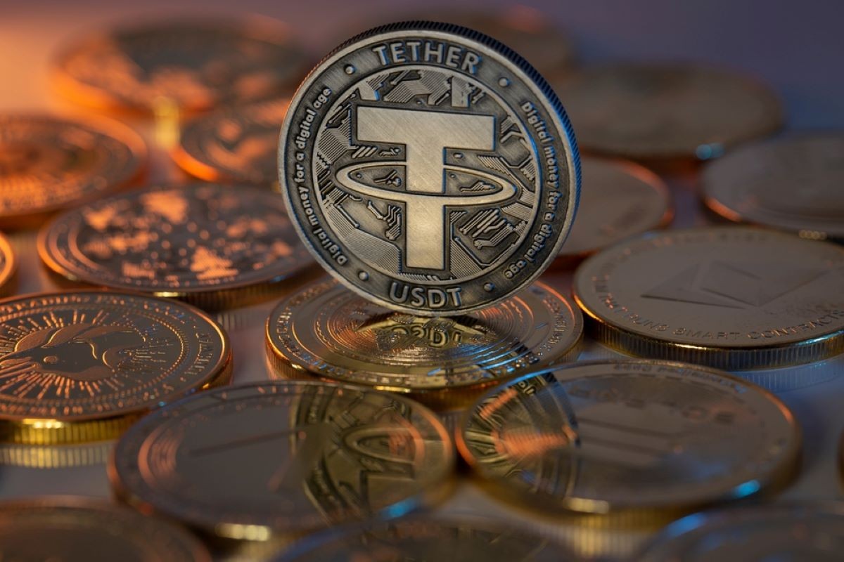 Por ser vinculada ao dólar, Tether tem menos variações que ativos como o Bitcoin. Foto: Shutterstock