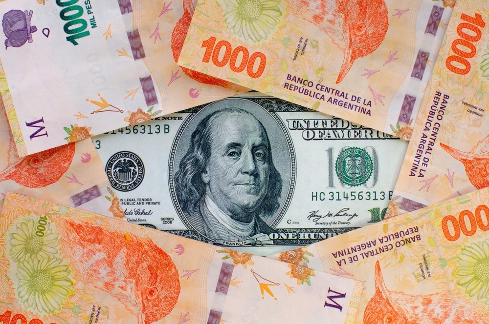 Dólar e peso argentino (Shutterstock)