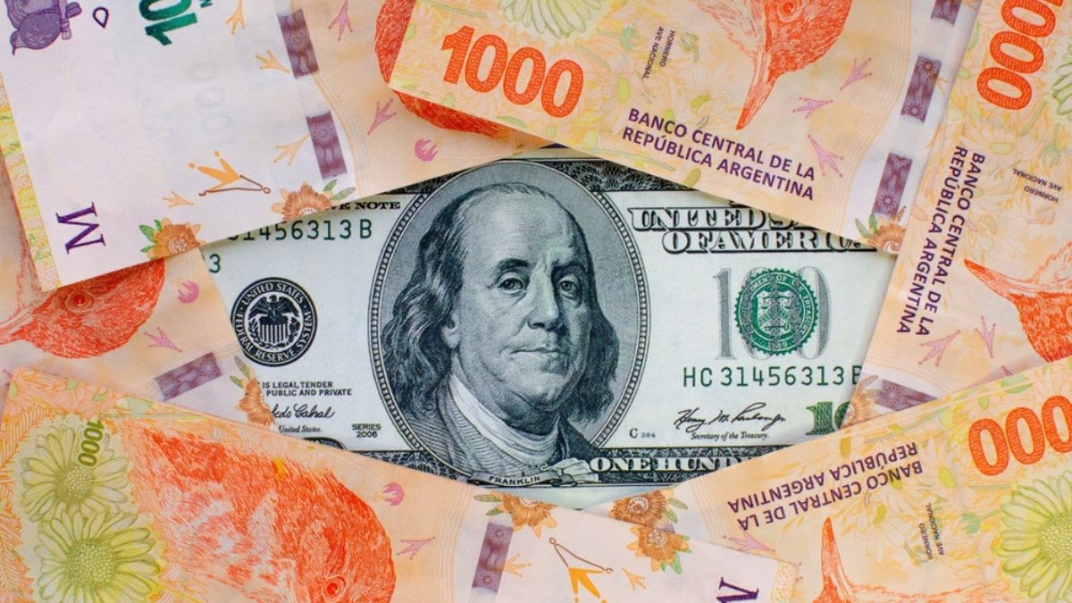 Dólar e pesos argentinos (Shutterstock)