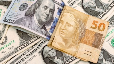 Real subiu 7,8% em relação ao dólar em 2023 (Shutterstock)