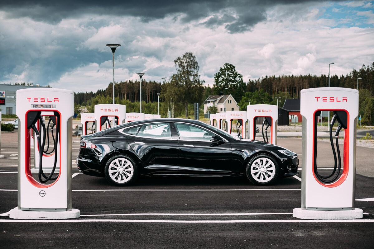 Valor de mercado da Tesla é de US$ 563 bilhões. Foto: Shutterstock