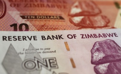 Embora tenha sua própria moeda, população do Zimbábue prefere usar dólar dos Estados Unidos. Foto: Shutterstock