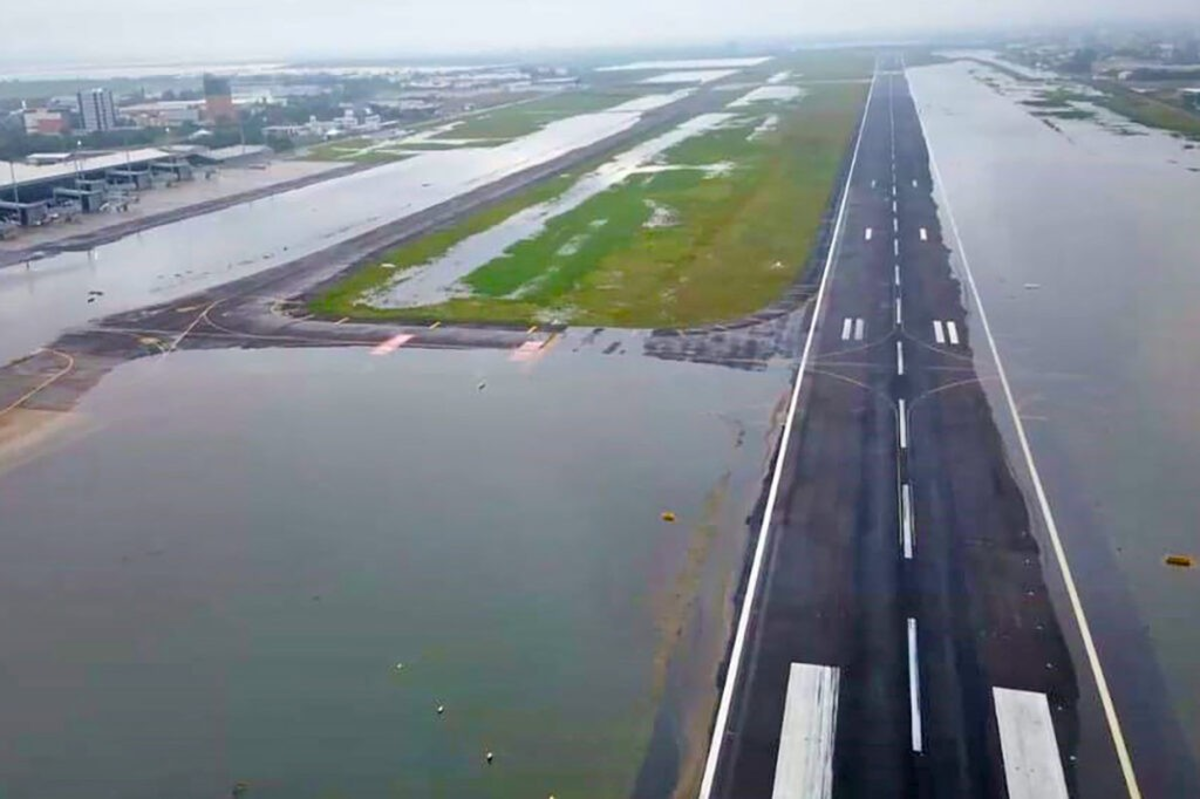 Pistas do Aeroporto de Porto Alegre ficaram alagadas. Foto: Reprodução/Redes Sociais