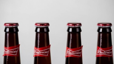 A Budweiser é uma das marcas de cerveja produzidas pela Ambev. (Shutterstock)