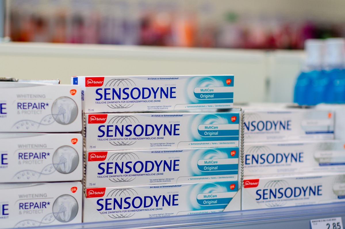 O creme dental Sensodyne é uma das marcas subsidiárias da Halen. Foto: Shutterstock