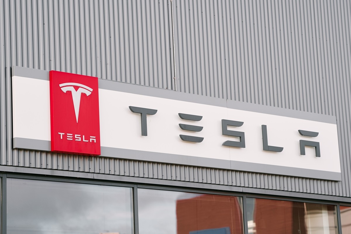 Tesla é uma das maiores fabricantes de veículos elétricos do mundo. Foto: Shutterstock