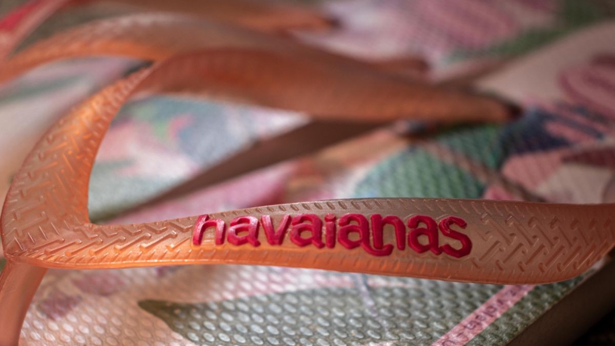 Devido à alta demanda, a Havaianas implementou um limite de dois pares por CPF para controlar a comercialização.