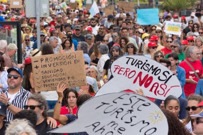Protesto nas Ilha Canárias em abril de 2024. Foto: Shutterstock