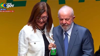 Magda Chambriard ganhou crachá de Lula em cerimônia de posse (Shutterstock)
