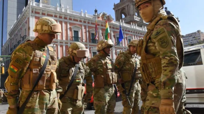 Militares em frente ao Palácio Queimado, em La Paz. Foto: Ambito Financeiro