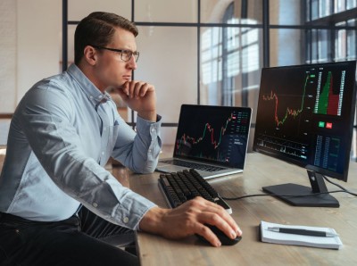 Homem analisando ações no mercado. Fonte: Shutterstock