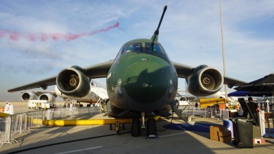 Configurado para reabastecimento aéreo, o KC-390 já provou sua capacidade. Imagem: Shutterstock.