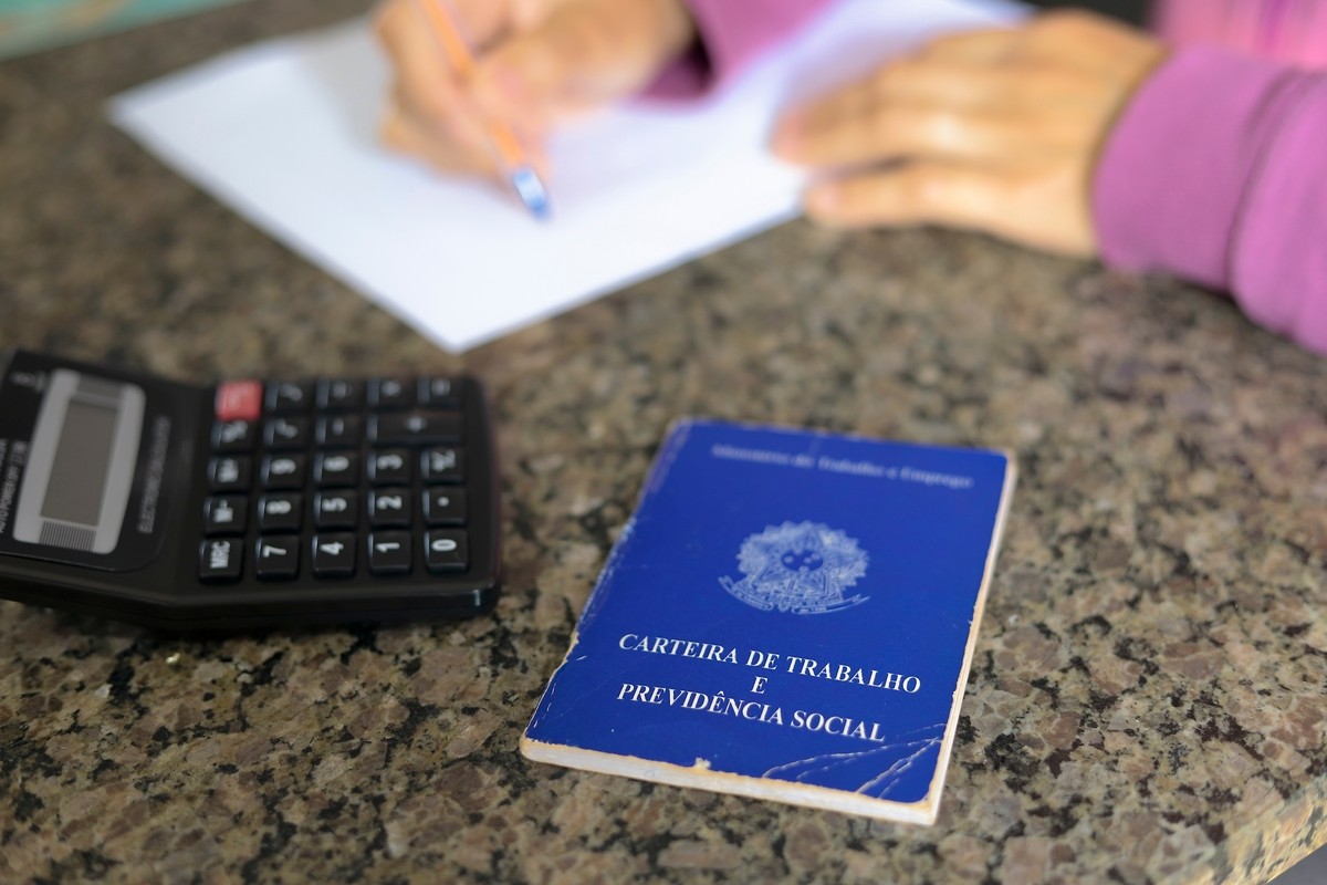 Carteira de trabalho é o documento de contratação no Brasil. Foto: Shutterstock