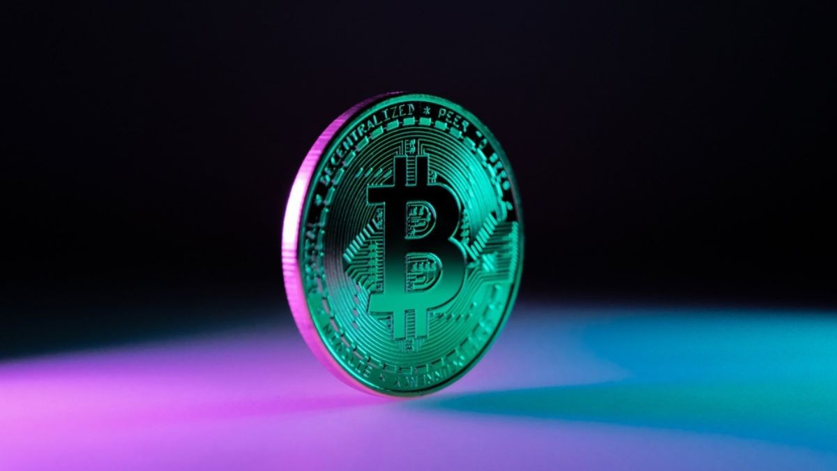 A criptomoeda inverteu sua trajetória e voltou a subir. Imagem: Shutterstock.