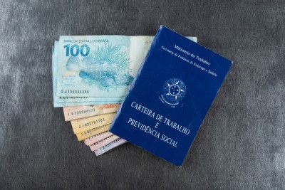 Carteira de trabalho é o documento de registro profissional do Brasil. Foto: Shutterstock