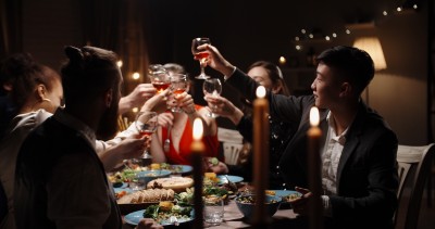 Aplicativos escolhem pessoas para jantar em grupo. Foto: Shutterstock