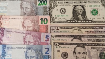 Dólar é negociado abaixo de R$ 5,50 nesta 2ª feira (Shutterstock)