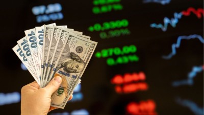 Dólar era negociado por R$ 5,48 às 11h30 (Shutterstock)