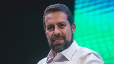 Agora com 28,5%, Boulos perdeu 4,5 pontos percentuais em relação à pesquisa anterior, realizada em 8 de agosto. Imagem: Shutterstock.