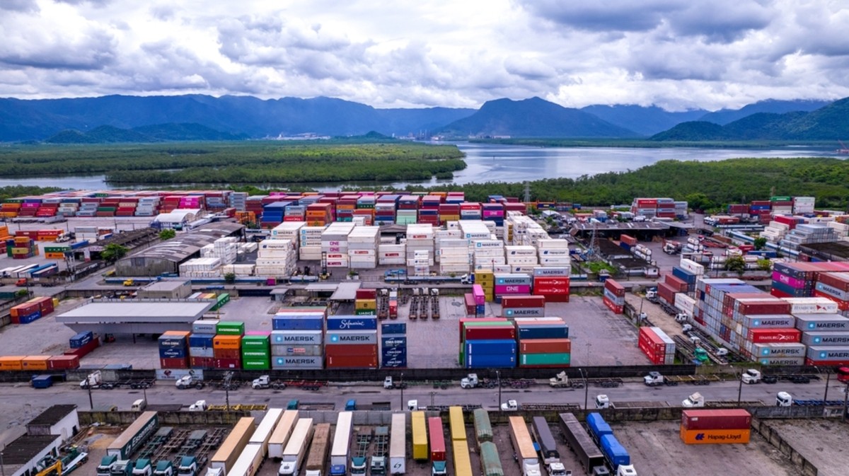 Santos Brasil controla o principal terminal marítimo do Brasil (Imagem: Shutterstock)