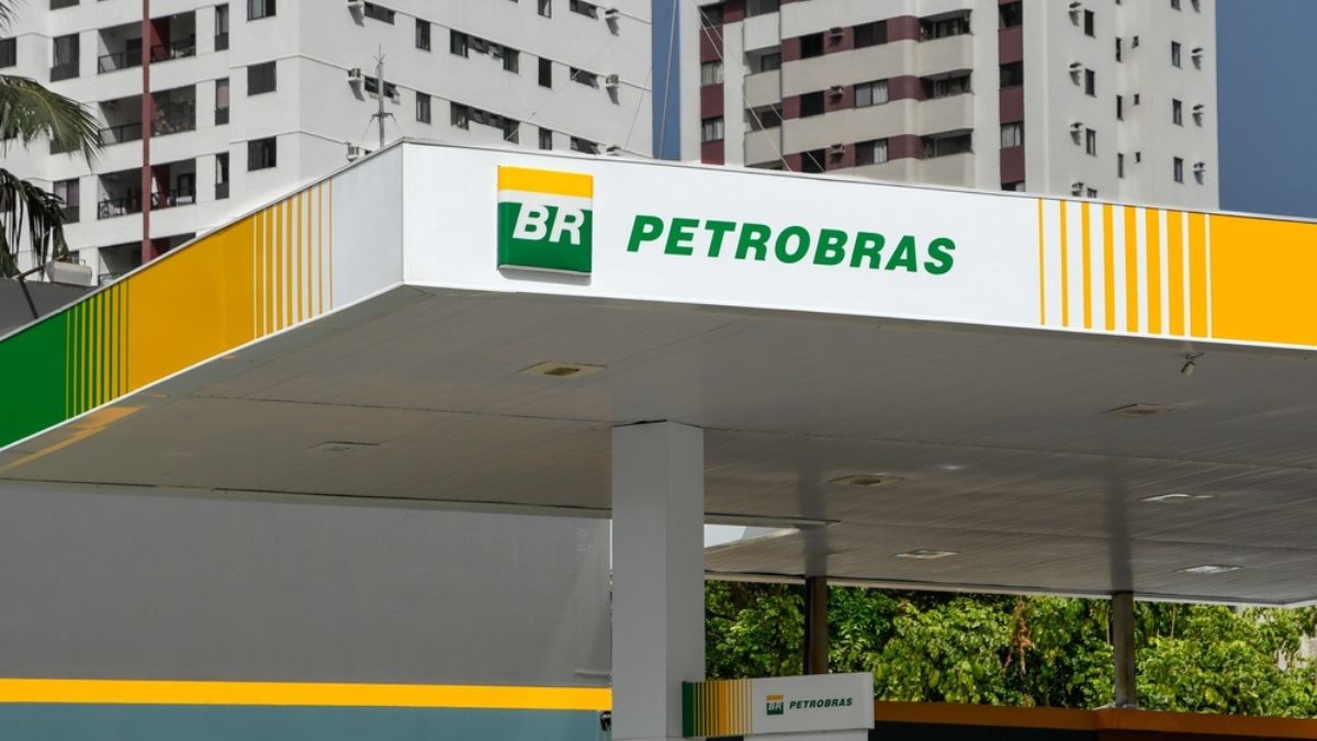 O último reajuste da estatal, em 9 de julho, resultou em uma redução de R$ 0,20 por litro no preço da gasolina. (Imagem: Shutterstock.)