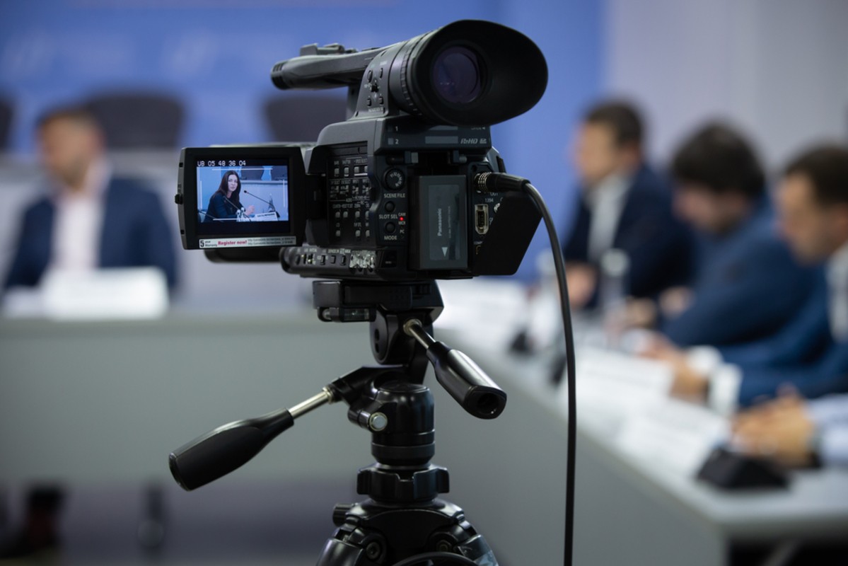 Debate na televisão é importante pela capilaridade do meio de comunicação (Imagem: Shutterstock)