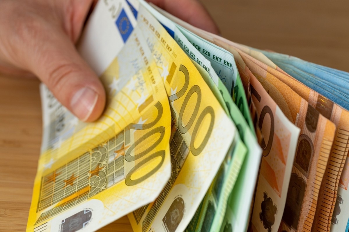 Euro é a moeda oficial de 27 países na Europa (Imagem: Shutterstock)