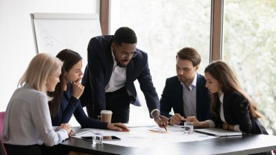 Número de empresas com diretores negros caiu na B3 no último ano (Imagem: Shutterstock)