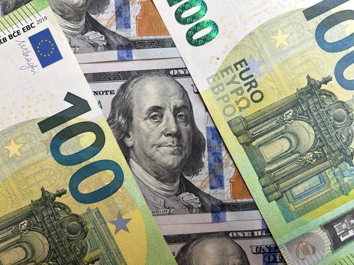 Dólar e euro são as moedas mais usadas no mundo (Imagem: Shutterstock)