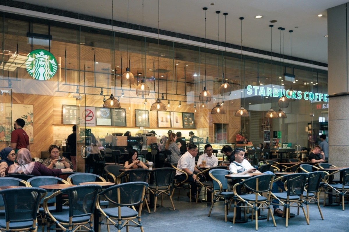 Starbucks é uma cadeia global de cafeterias (Imagem: Shutterstock)