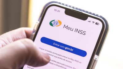 Os segurados podem iniciar o processo de solicitação por telefone (Imagem: Shutterstock)