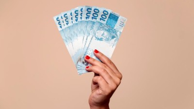 Os pagamentos são realizados no dia 15 de cada mês  (Imagem: Shutterstock)