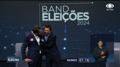 Ricardo e Guilherme se abraçam em debate (Imagem: Reprodução/BandTV)