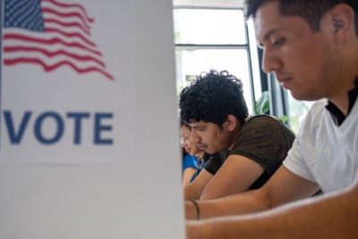 Eleitores hispânicos votando nos Estados Unidos (Imagem: Shutterstock)