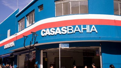 Casas Bahia é um das principais varejistas a sofrer com a subida da Selic (Imagem: Shutterstock)