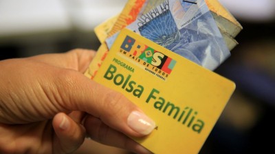 Segundo o governo, 1,4% dos beneficiários do Bolsa Família usaram cartão em bets (Imagem: Shutterstock)