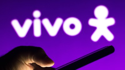 VIVT3 deve ter melhores resultados no 3T24, mas TIMS3 é mais barata (Imagem: Shutterstock)