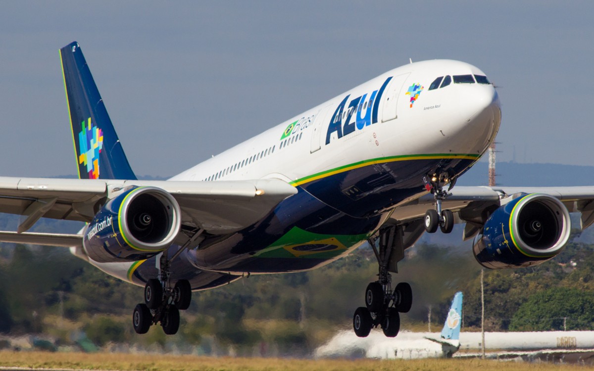 Avião da Azul saindo do aeroporto (Imagem: Shutterstuck)