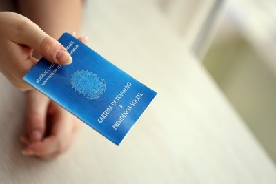 Carteira de trabalho é um documento oficial (Imagem: Shutterstock)