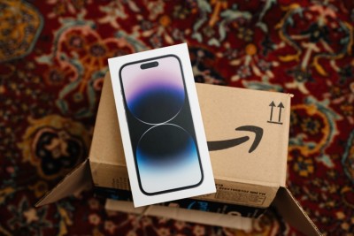 iPhone é vendido na loja virtual da Amazon (Imagem: Shutterstock)