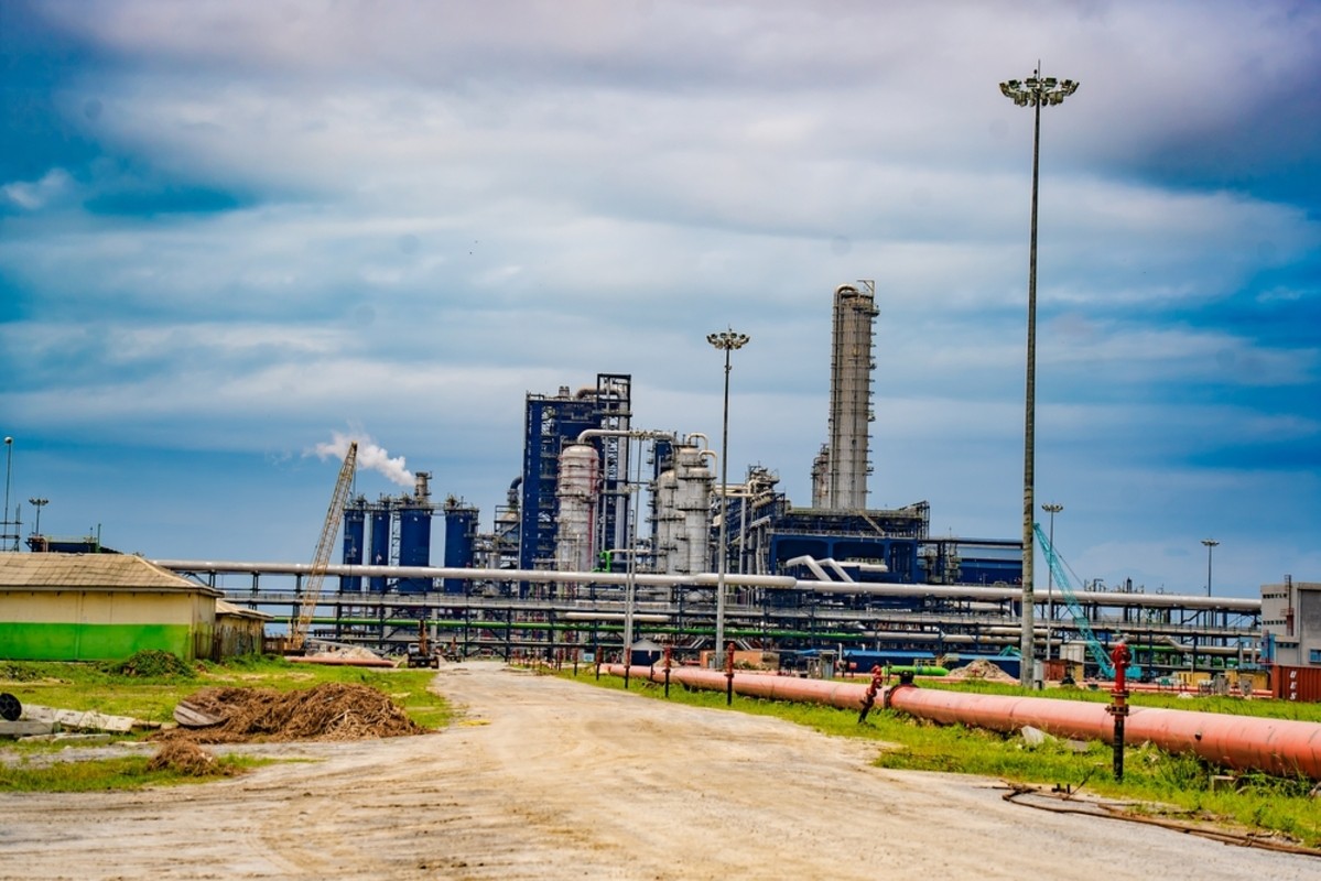 Refinaria é responsável pela limpeza do petróleo bruto (Imagem: Shutterstock)