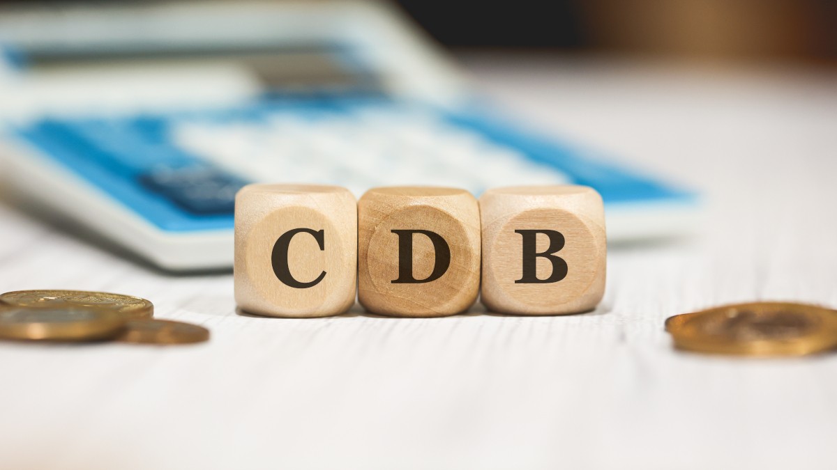 Ao aplicar dinheiro em CDB, o investidor financia as operações de bancos (Imagem: Shutterstock)