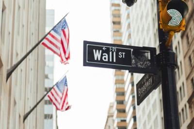 Wall Street é o principal centro econômico dos EUA (Imagem: Shutterstock)