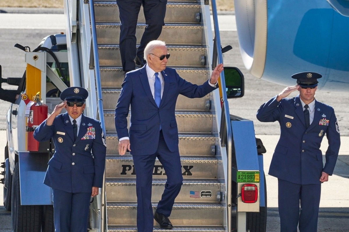 Biden desembarca do jato da Air Force One (Imagem: Shutterstock)